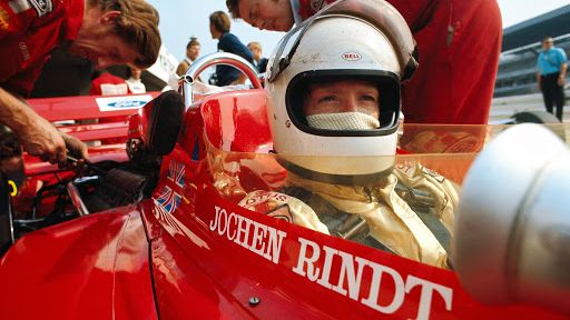 „V tom autě se buď zabiju, nebo se stanu mistrem světa.“ Před 55 lety zahynul při havárii Jochen Rindt